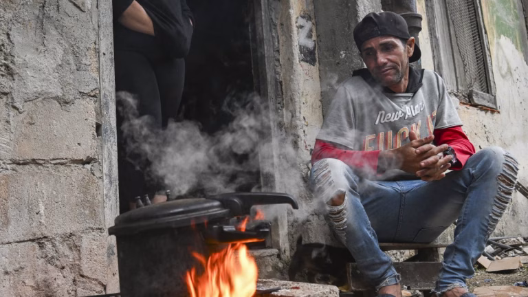Cuba al límite: La vida cotidiana marcada por apagones y escasez en la isla caribeña