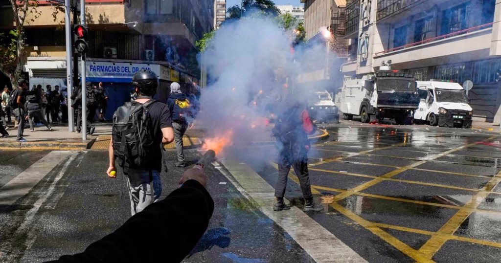 Popularidad de Kast en caída libre tras dos semanas de gobierno y alza histórica de combustibles