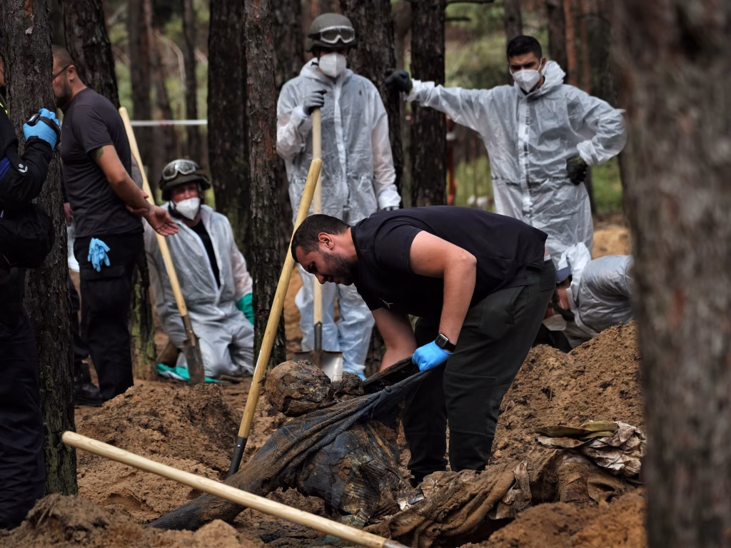El desafío de la justicia: Solo ocho policías investigan 3.000 crímenes de guerra en Ucrania