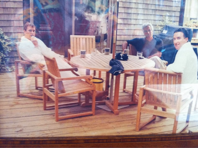 Nueva foto de Epstein junto a Mandelson y Príncipe Andrés remece la realeza y política británica