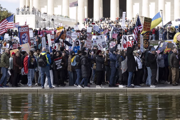 Masivas protestas ‘No Kings’ sacuden EE.UU. contra excesos de Trump: ¿Un eco para la democracia global?