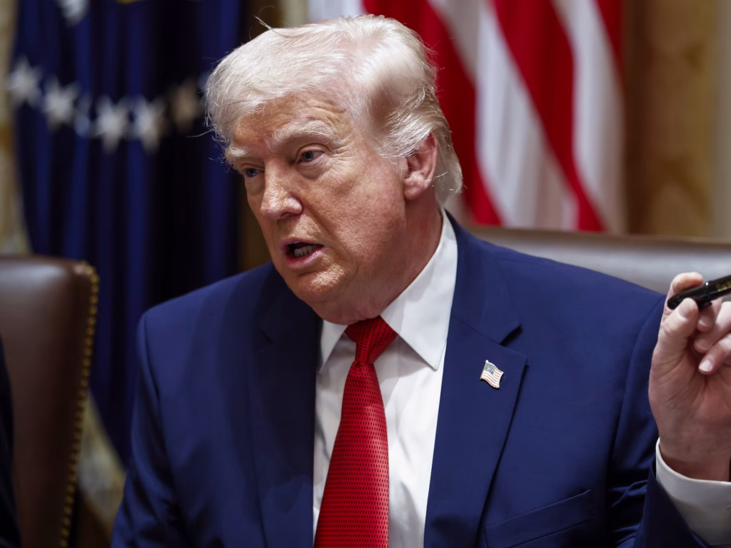 La paradoja de Trump: Vota por correo en Florida, pese a su campaña para prohibirlo