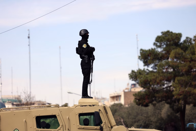 Irán: La Guardia Revolucionaria Asume el Mando Abiertamente en Medio de Tensiones Globales