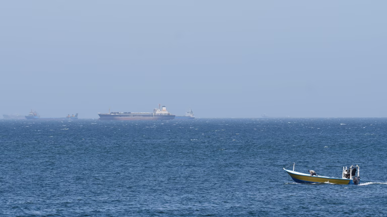 Ormuz: La Estrategia de Irán que Sacude el Comercio Mundial y Desafía el Derecho Marítimo