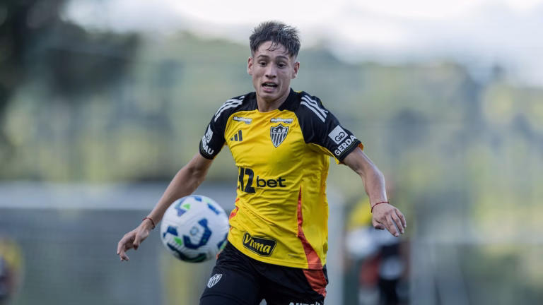 Golpe Sudamericano: Atlético Mineiro Cae y el Talento Chileno de Iván Román Espera su Oportunidad