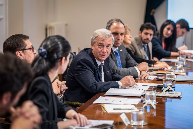 Presión del Gobierno sobre Deudores del CAE Impulsa Recaudación Fiscal: ¿Un Precedente para Chile?