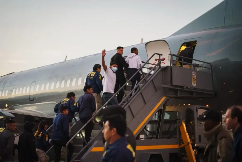 Gobierno de Kast Impulsa Salida Voluntaria: Más de 2.000 Venezolanos Irregulares Dejan Chile