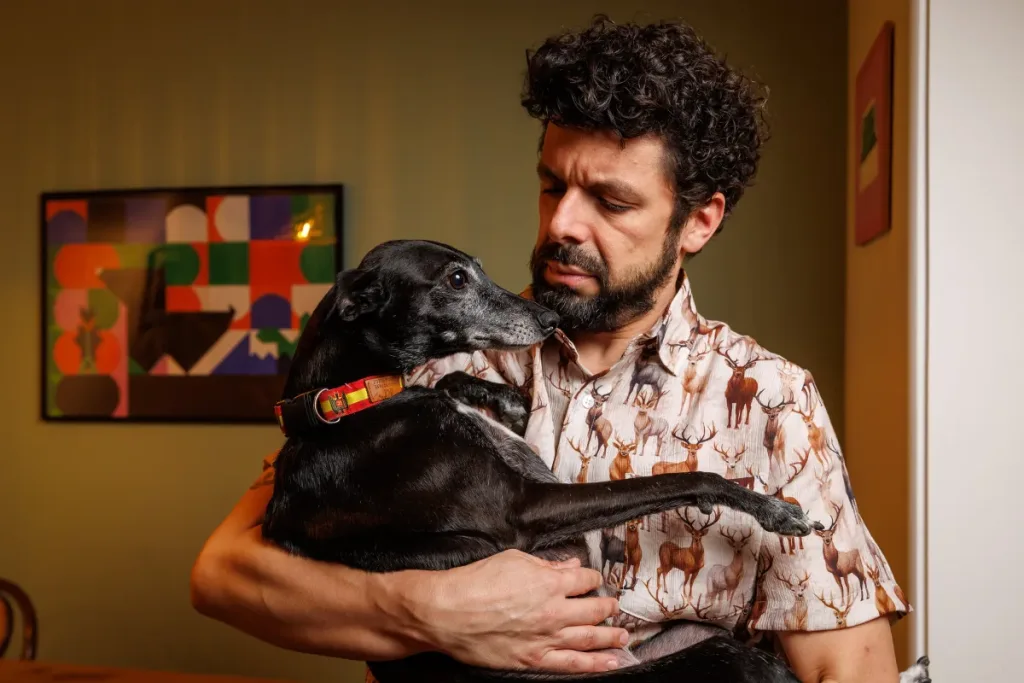 Javier Rodríguez y ‘Huracán’: La Voz Canina que Desafía la Política y Sociedad Chilena