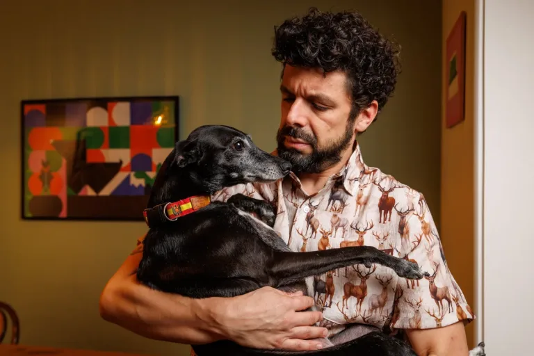 Javier Rodríguez y ‘Huracán’: La Voz Canina que Desafía la Política y Sociedad Chilena