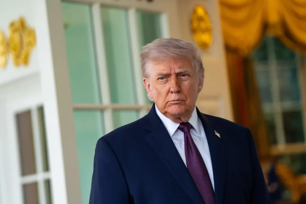 Tensión Global: Amenaza de Trump y Respuesta Papal Sacuden la Geopolítica y la Política Interna de EE.UU.