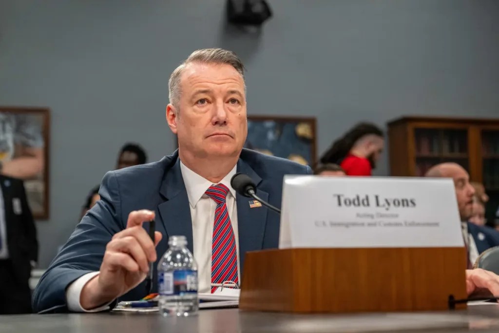 Dimisión en ICE: El Legado Controvertido de Todd Lyons y la Crisis Migratoria en EE.UU.