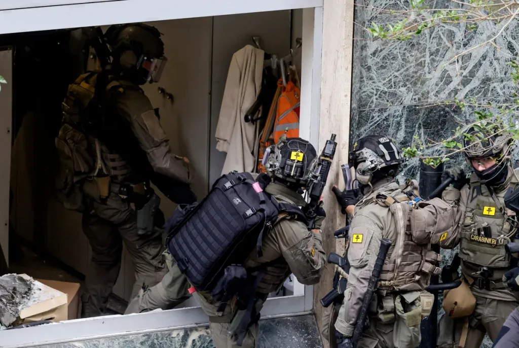 Escape Cinematográfico en Nápoles: Atracadores de Banco Desaparecen por Túnel Tras Retener Rehenes