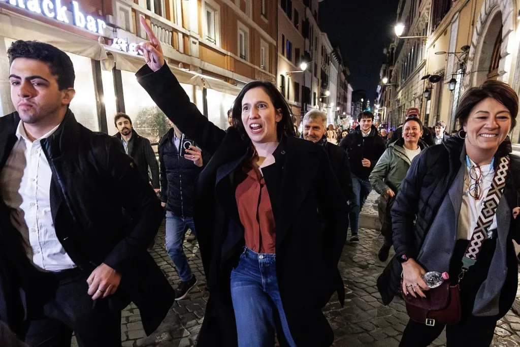 El Péndulo Político Gira: ¿Declive Populista y Resurgimiento Progresista Global?