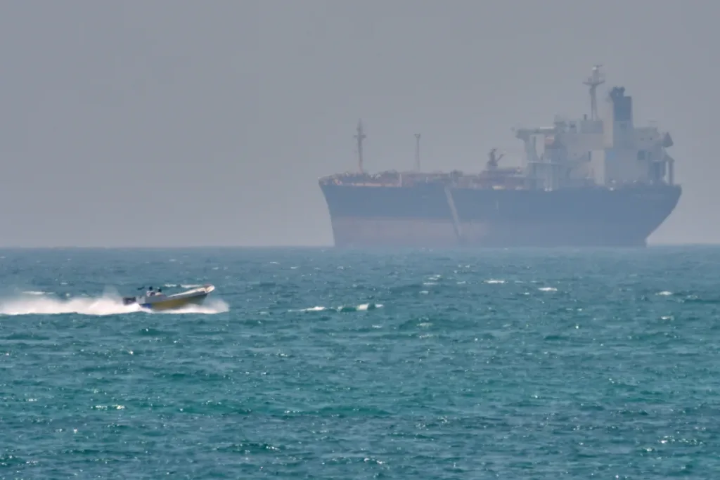 Ormuz: La encrucijada geopolítica que atrapa a miles de marineros y amenaza el comercio global