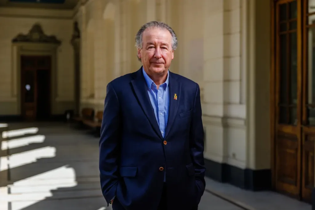 Universidad de Chile en la encrucijada: Candidatos debaten adaptación institucional al siglo XXI