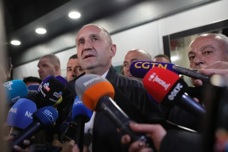 Bulgaria Gira Hacia Rusia: Radev Afianza Poder con Mayoría Absoluta y Desafía Rumbo Europeo