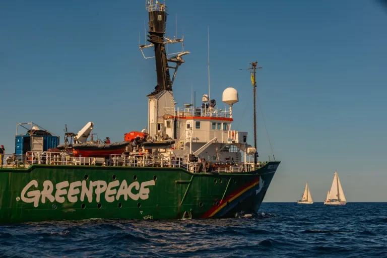 Tensión en el Mediterráneo: Flotilla Humanitaria Desafía Bloqueo y Acusa a Buque de Suministrar Armas a Israel