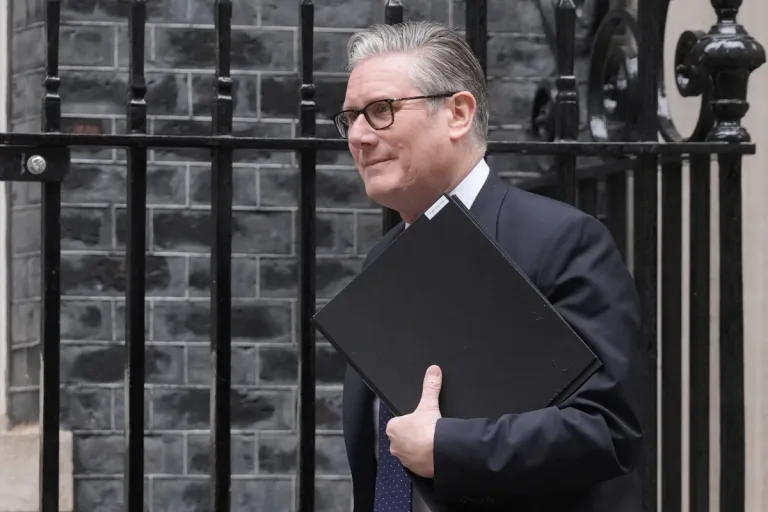 Escándalo Mandelson-Epstein sacude al Laborismo Británico: Starmer bajo fuego por evasión de responsabilidad