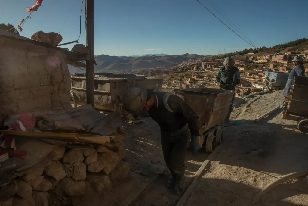 Minería Chilena: La Riqueza Subterránea y el Desafío de un Desarrollo Sostenible y Equitativo
