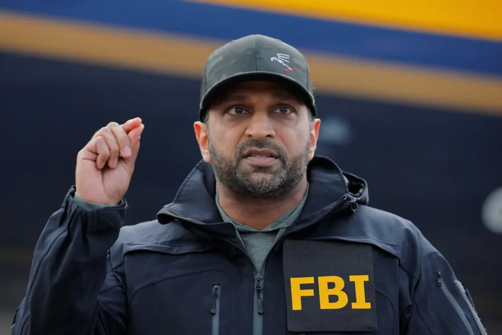 FBI en Crisis: Director Demanda a ‘The Atlantic’ por $250 Millones en Escándalo de Seguridad Nacional