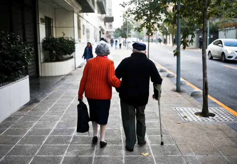 Chile Envejece: El Cruce Demográfico de 2028 y sus Impactos en Salud y Sociedad