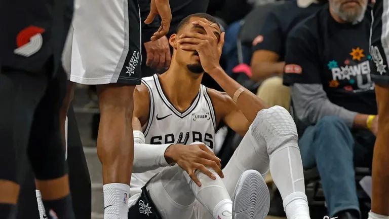Alarma en la NBA: Wembanyama sufre conmoción cerebral, ¿frena el ascenso de los Spurs?