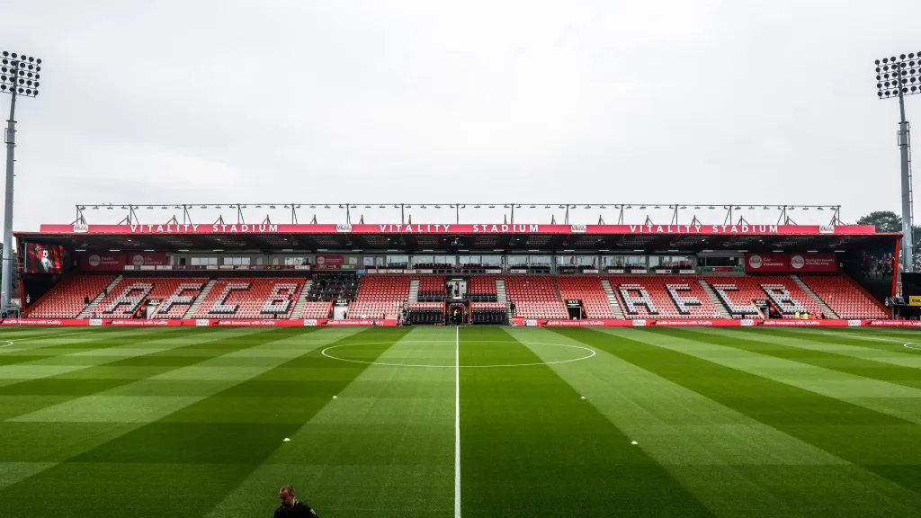 La Pasión del Fútbol Inglés Conquista Cabrero: Bournemouth vs. Leeds, Más Allá de la Cancha