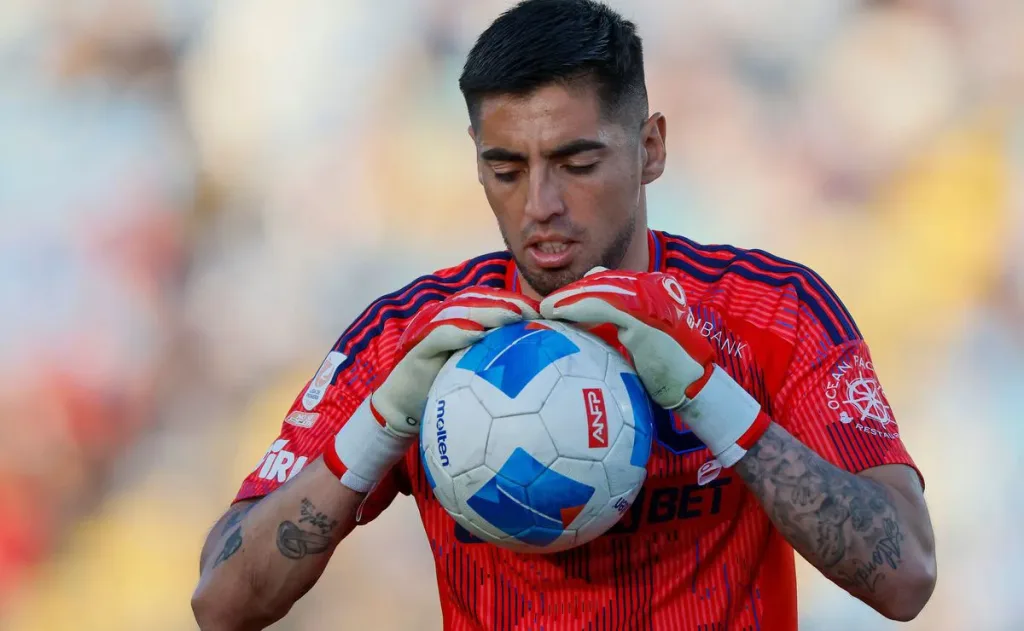 La ‘U’ Afina Estrategias: Gabriel Castellón y el Desafío del Clásico Universitario ante la UC