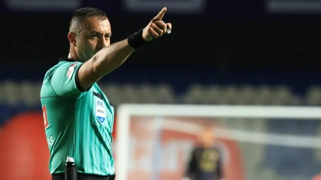 Diego Flores: El Ojo de la Tormenta en el Clásico Universitario, un Duelo de Pasiones y Estrategia