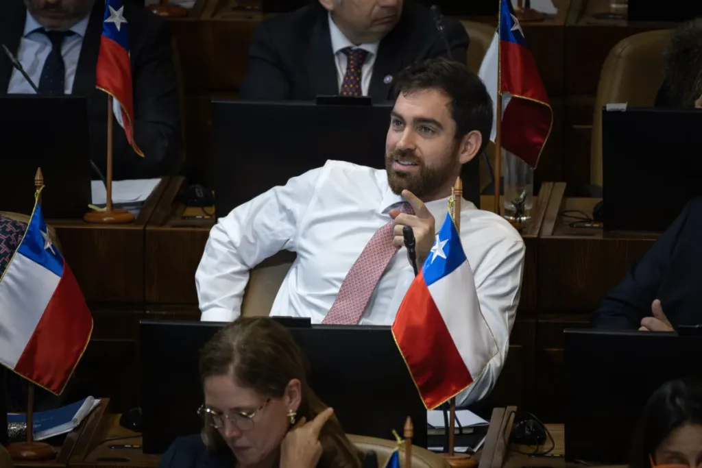 El Silencioso Debut de Kast Junior en el Congreso: ¿Estrategia o Sombra Paternal?