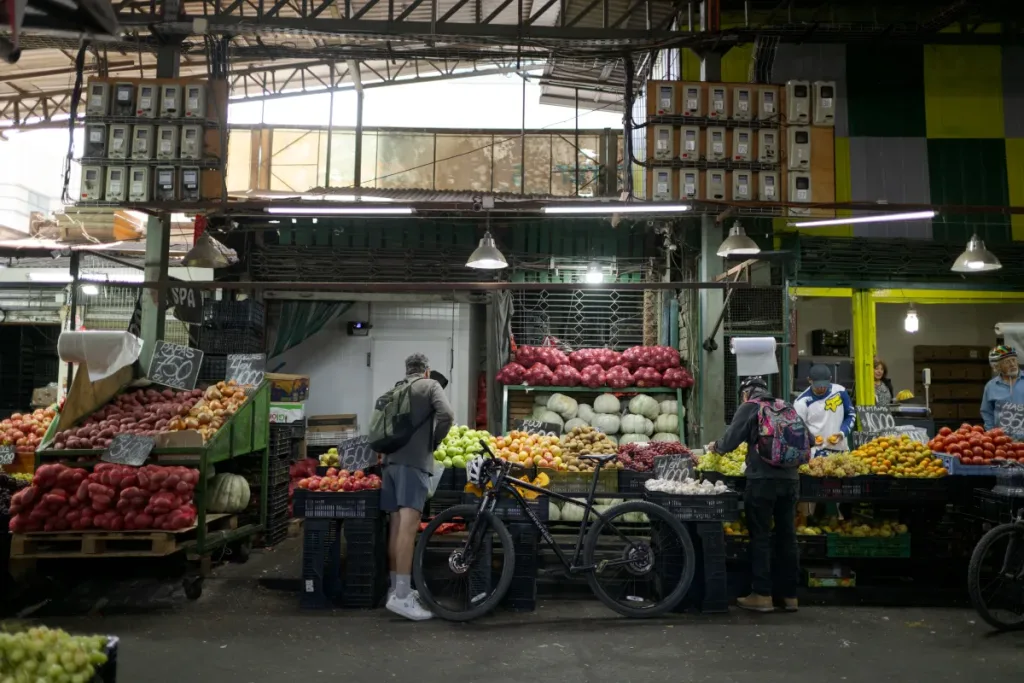 Inflación Asfixia Bolsillos Chilenos: El Desafío de la Vida Cotidiana y la Urgencia de Medidas Económicas