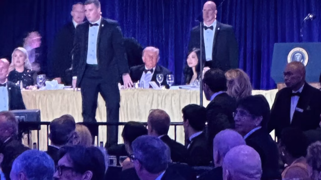 Alerta Máxima: Maestro californiano irrumpe en Cena de Corresponsales de la Casa Blanca con Trump