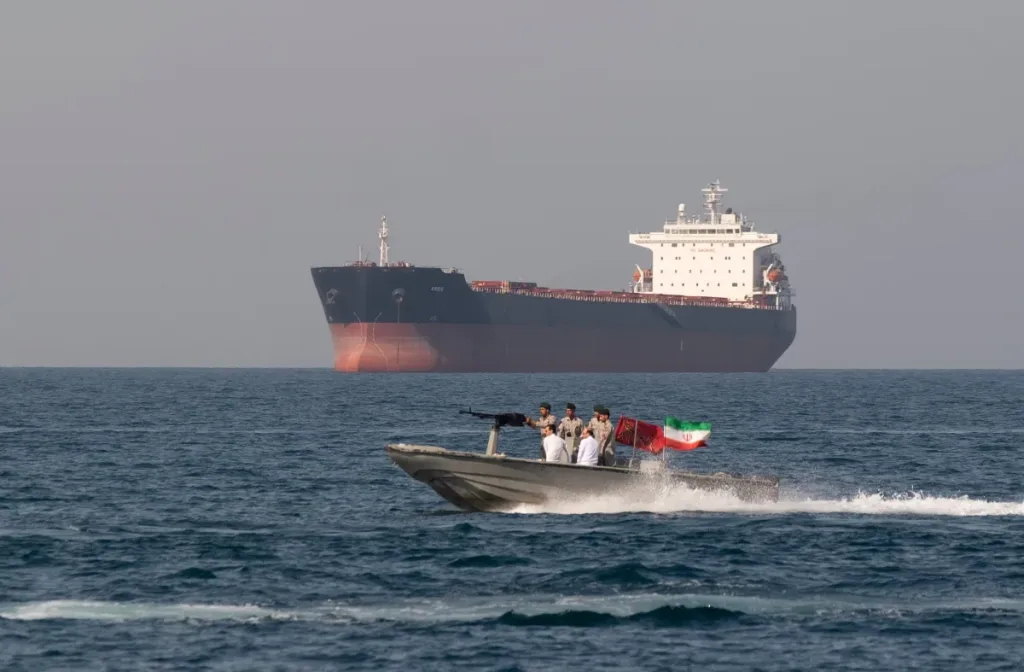 Hormuz: La encrucijada geopolítica que redefine el comercio global y la energía