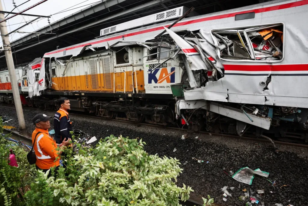 Tragedia Ferroviaria en Indonesia: 14 Mujeres Fallecen en Colisión de Trenes Cerca de Yakarta