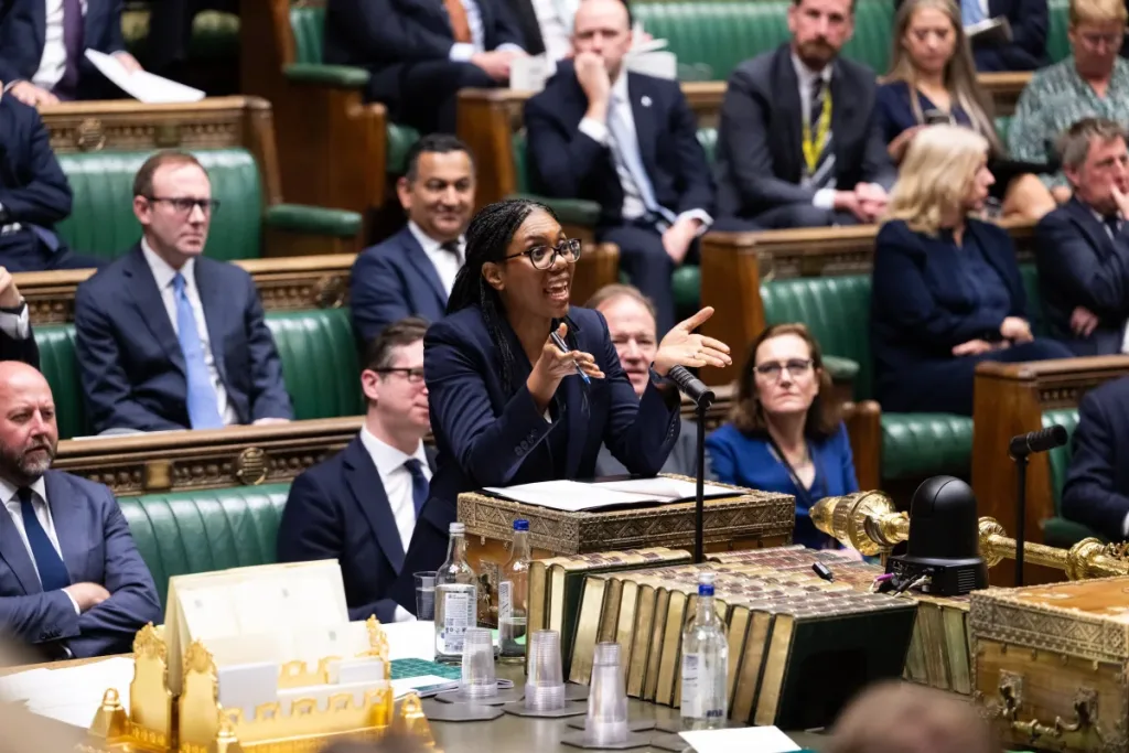 Keir Starmer: ¿Victoria política o sombra de controversia en Westminster?