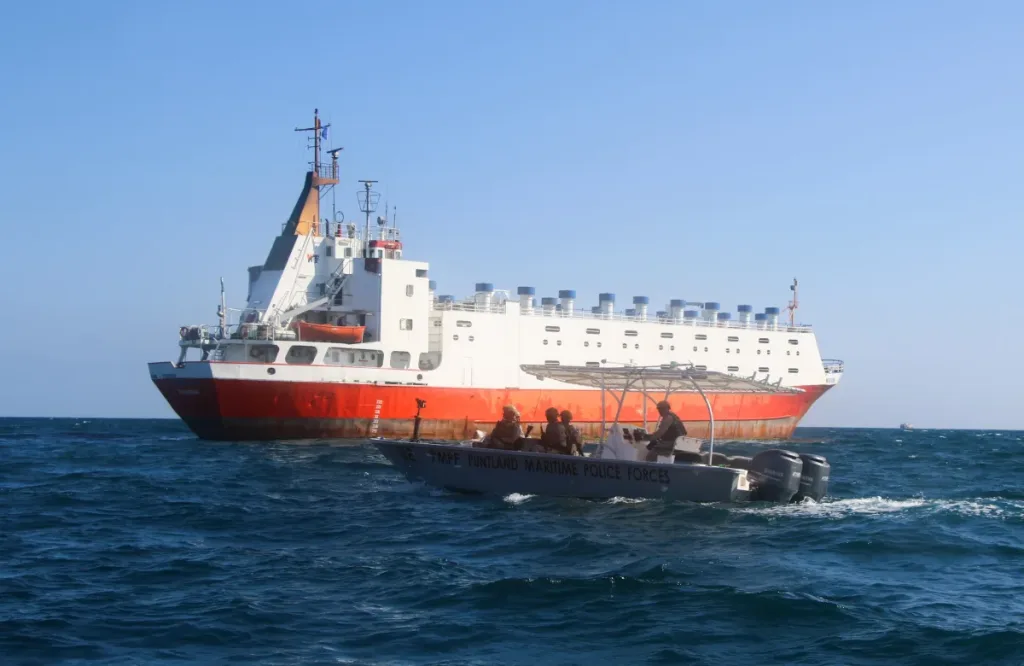 Los piratas somalíes resurgen a la sombra de las crisis en el Golfo y el mar Roj