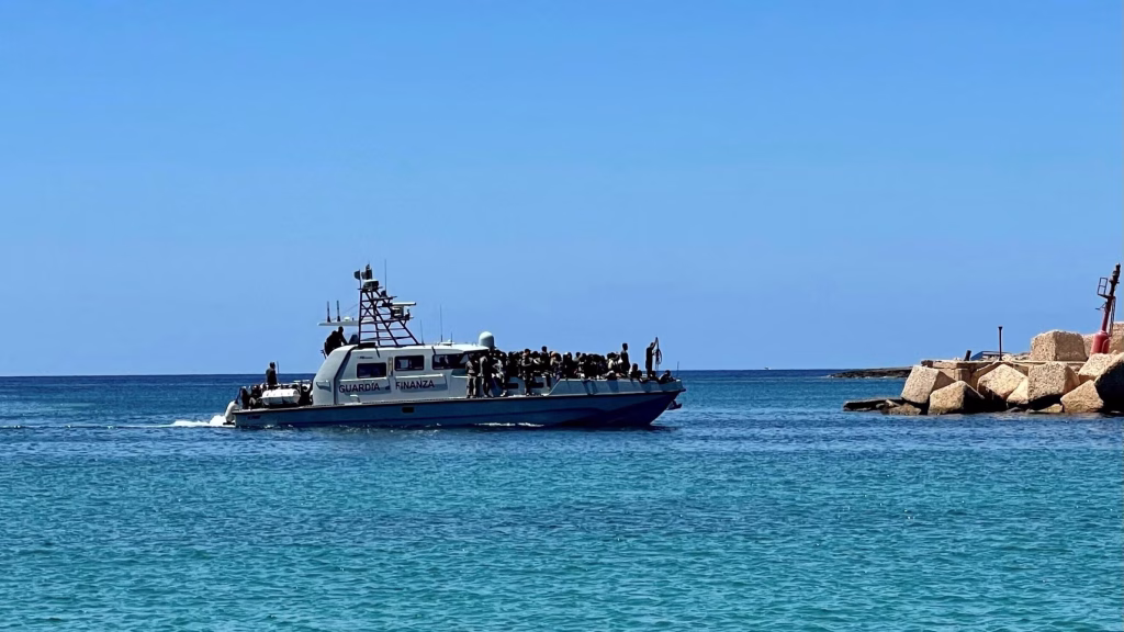 Tragedia en Lampedusa: Italia Recupera Cuerpos de Migrantes, Desafío Humanitario Persiste en el Mediterráneo