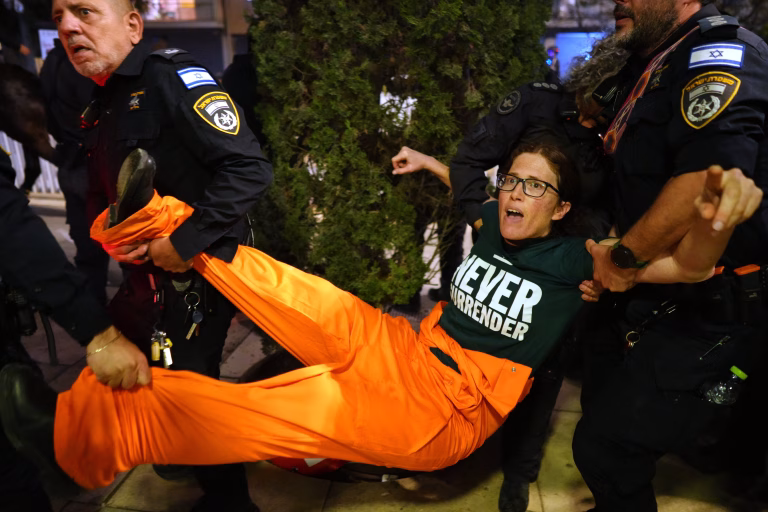 Tel Aviv: Protesta Antiguerra Desafía Escalada Regional y Tensión Bélica en Medio Oriente