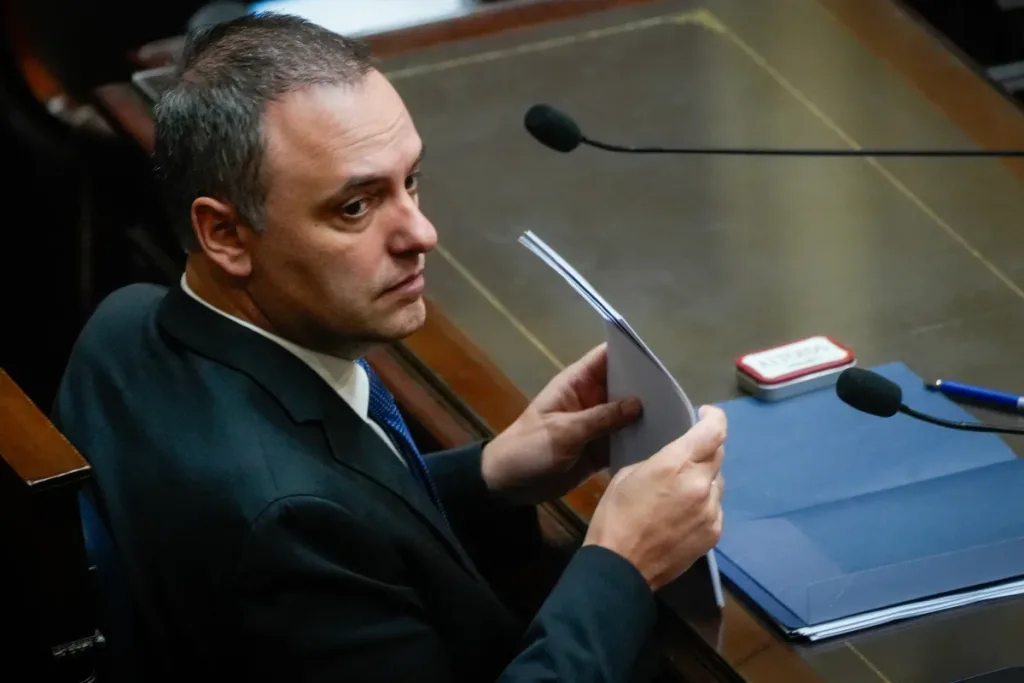 Sombras de Corrupción: Jefe de Gabinete de Milei Bajo Escrutinio por Enriquecimiento Ilícito