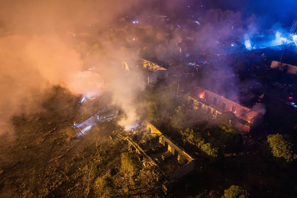 Explosión Mortal en China: 26 Víctimas y el Costo Humano de la Industria Pirotécnica Global