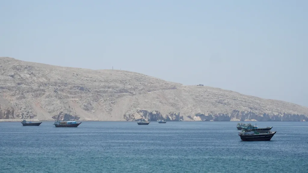 Irán crea un organismo para controlar el tránsito en el estrecho de Ormuz: peaje