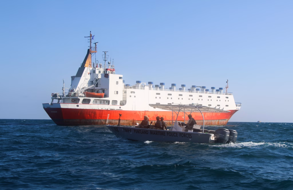 El Regreso de los Piratas Somalíes: Una Amenaza Global que Resurge en Rutas Marítimas Vitales