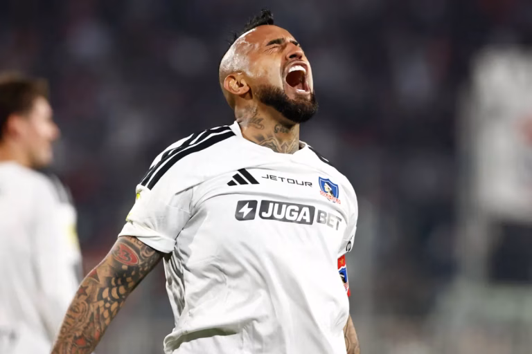 Vidal Enfrenta Nueva Demanda: ¿Crisis en el Fútbol Chileno y su Impacto Regional?