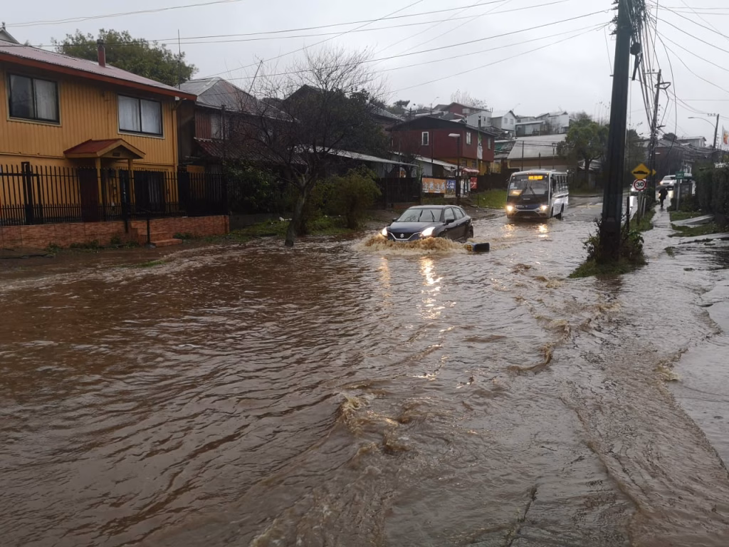 Alerta Meteorológica Biobío: Fuertes Lluvias Amenazan Rutas Clave en Concepción y Cabrero
