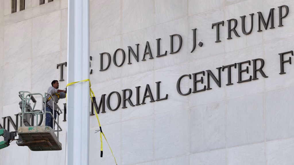 Sentencia contra Trump y Kennedy Center: ¿Cómo la polarización de EE.UU. amenaza la cultura global y resuena en Biobío?