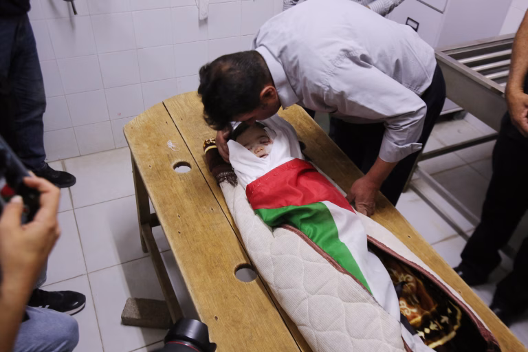 Indignación mundial por muerte de bebé en Cisjordania: Ejército israelí dispara contra vehículo familiar