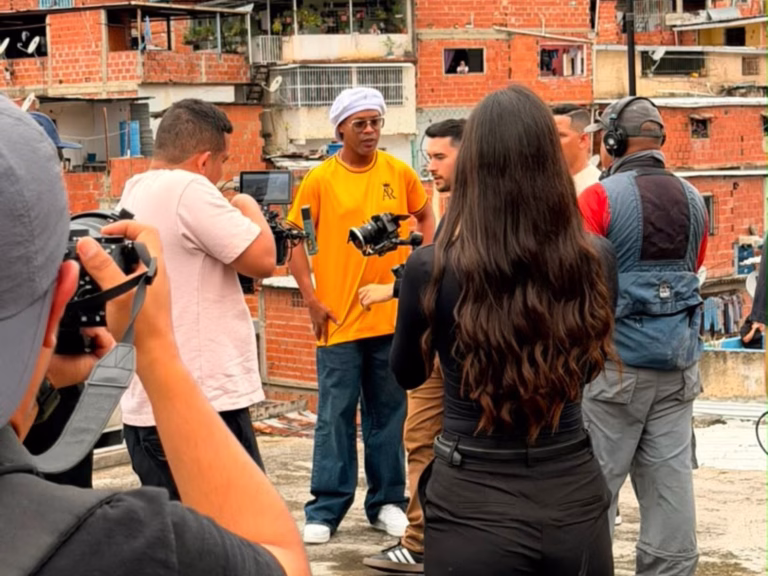 El Crepúsculo del Ídolo: Ronaldinho, el Negocio de la Nostalgia y el Fútbol como Fenómeno Social en Venezuela
