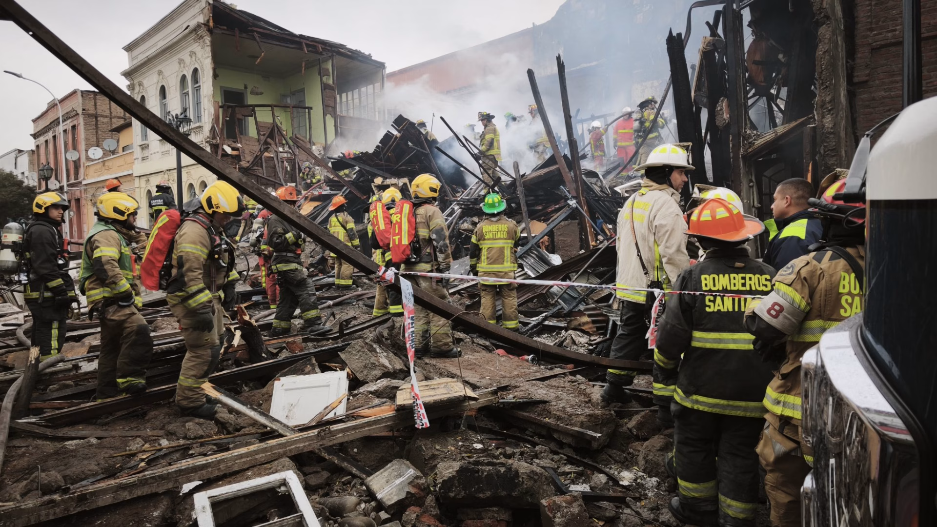 Voraz incendio en Santiago: Casona histórica del Barrio Yungay deja 50 damnificados y moviliza masivo operativo de emergencia