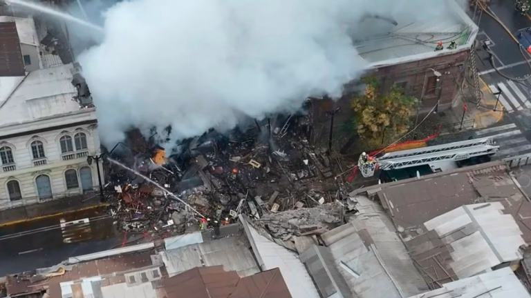 Bomberos busca a hombre desaparecido tras violento incendio y derrumbe de casona en Barrio Yungay