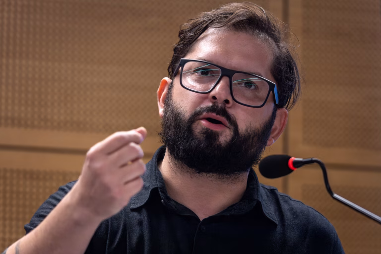 Gabriel Boric arremete contra el Gobierno por cobros del CAE: “Les vacían sus cuentas intempestivamente”
